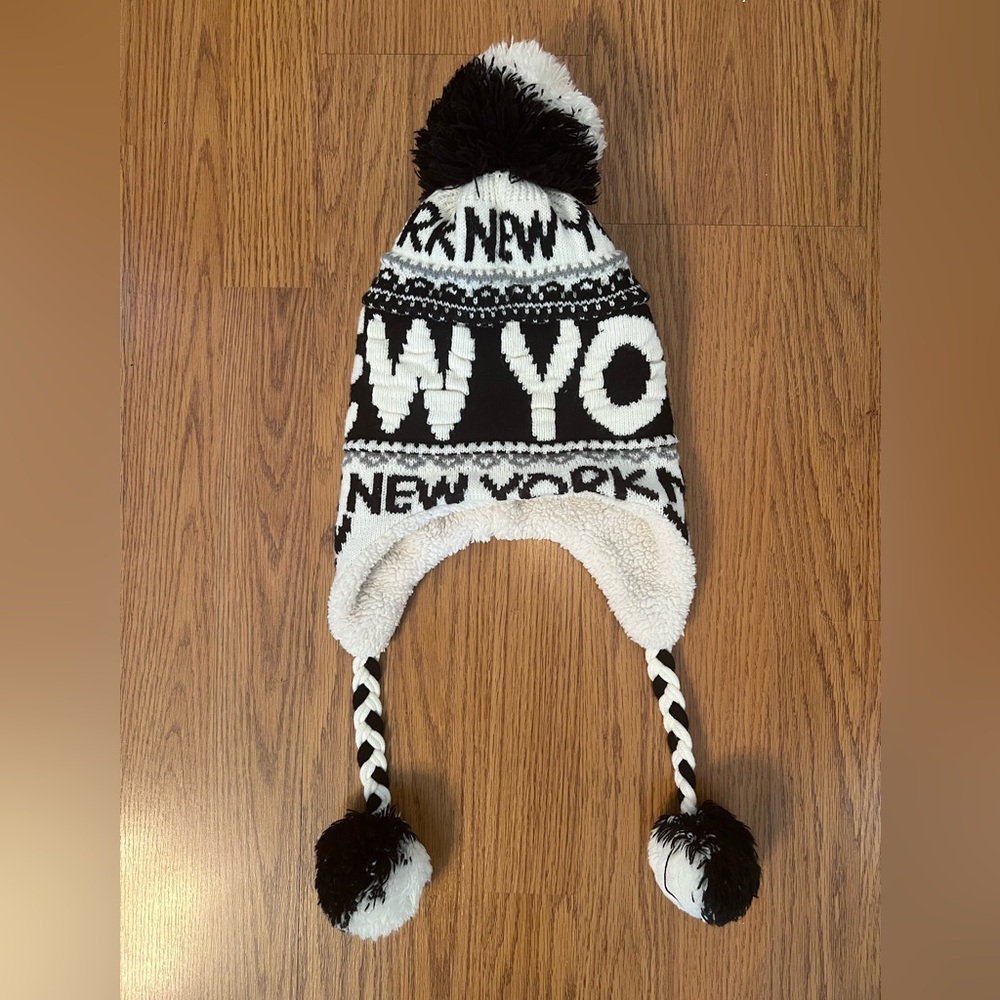 Robin Ruth Women’s Black and White NEW YORK Winter Hat
